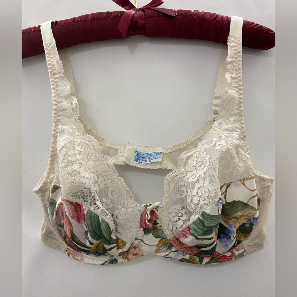 ❌SOLD❌Vintage cream Maidenform bra with lace top cup & floral print bottom cup